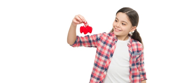 El amor es la belleza del alma Toma mi corazón y nunca nos separemos Niña pequeña sosteniendo corazones en palos Linda niña con corazones rojos Niño sostenga el símbolo del amor del corazón Feliz día de San Valentín Concepto de amor familiar