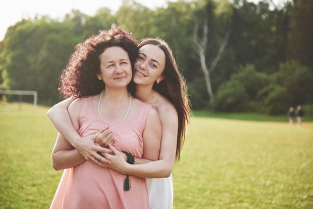 El amor es madre e hija. Una anciana y su hijo adulto en el parque.