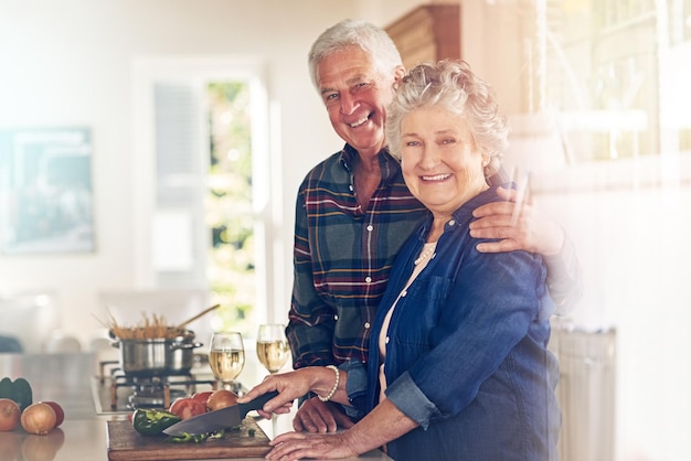 Foto el amor experimentado está marinado en el cuidado, el respeto y la confianza retrato de una pareja mayor cocinando juntos en la cocina de su casa