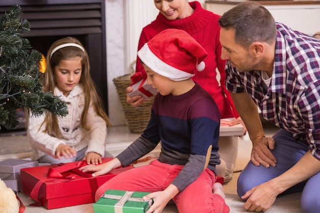 Amor familia abriendo regalos en Navidad