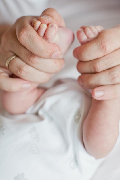 Amor de familia de padre y bebé recién nacido