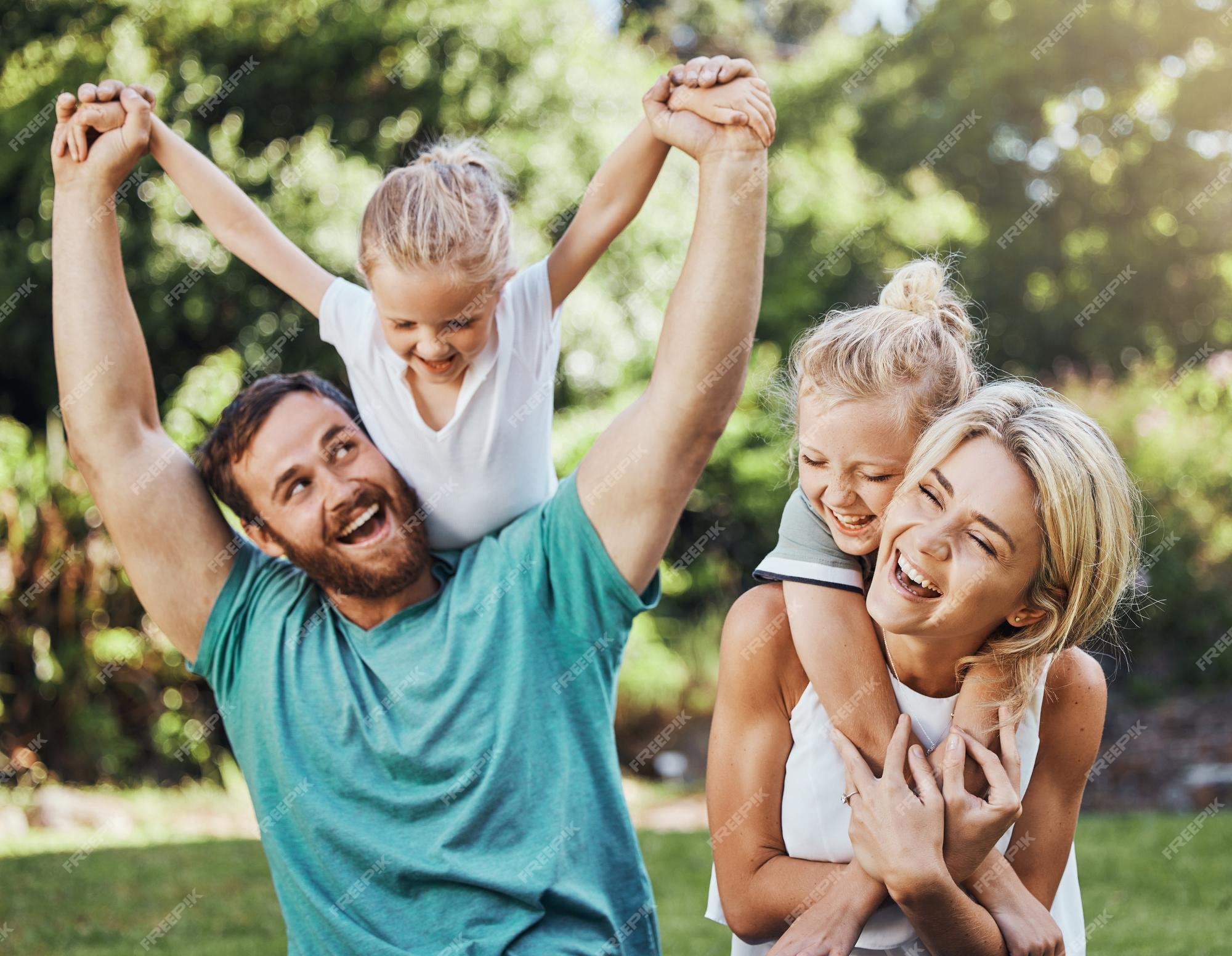 Amor feliz e família brincando em um parque rir e relaxar enquanto se  divertem juntos crianças livres e pais atenciosos abraçando e aproveitando  o tempo de qualidade com um jogo divertido ao