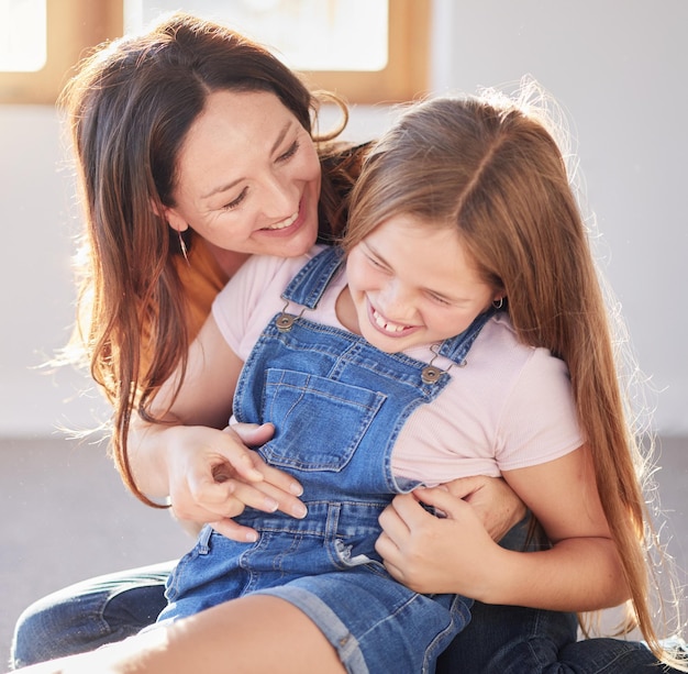 Amor feliz e mãe se relacionando com seu filho enquanto brincam rindo e relaxando juntos em sua casa Sorriso de felicidade e mulher sendo brincalhona com sua filha em sua casa moderna no Canadá