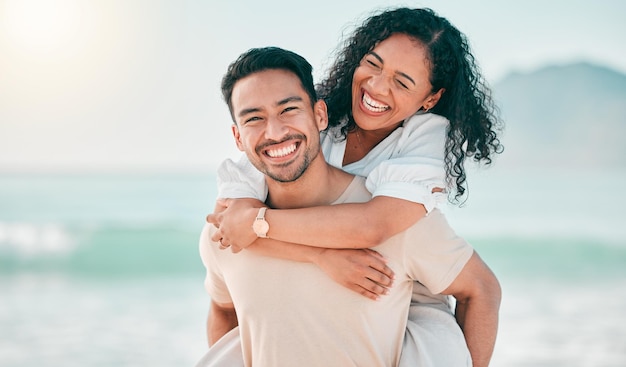 Amor feliz e pegando carona com casal na praia para viagens de verão e férias Paz sorria e relaxe com retrato de homem e mulher se abraçando no encontro para cuidados de férias à beira-mar e espaço de maquete