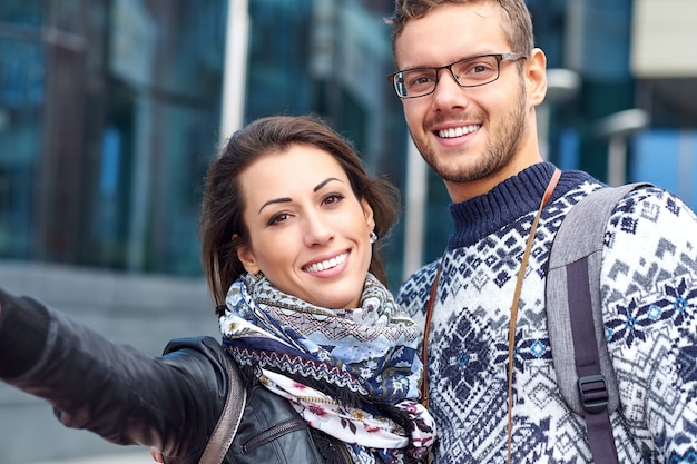 Amor feliz pareja de turistas tomando selfie en ciudad urbana