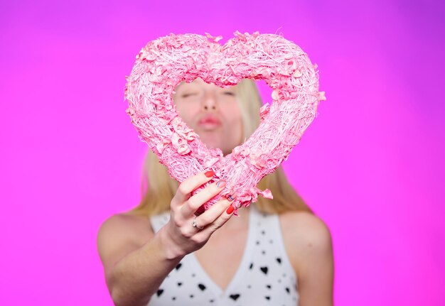 Amor sin fin Fiesta del día de San Valentín Amor y romance mujer con corazón decorativo Fecha Saludo romántico Ventas del día de San Valentín mujer feliz sobre fondo rosa