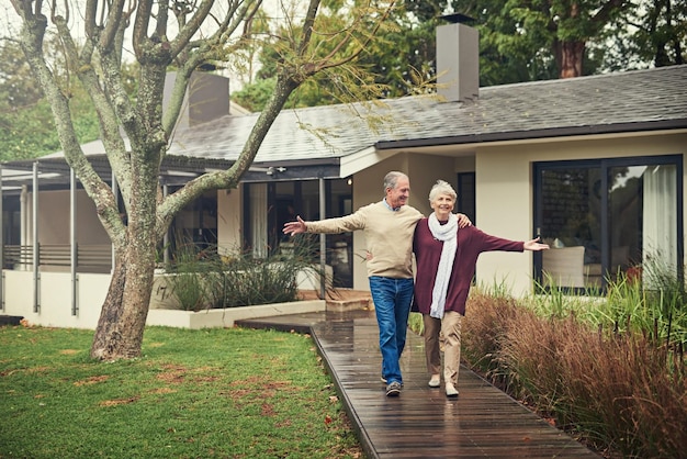 Foto amor fitness y pareja senior caminar vinculación y felicidad con romance amoroso y socios de invierno hombre maduro y anciana retiro al aire libre y relación con alegría naturaleza y bienestar