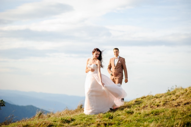 Amor jovem casal comemorando um casamento nas montanhas