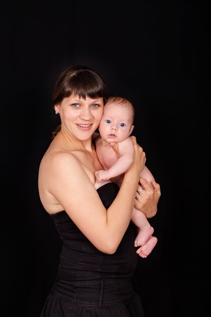 Amor de una madre y un bebé familia sonriendo bebé y su mamá