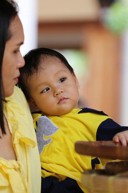 El amor de madre por el bebé.