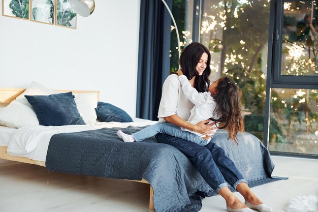 Amor de niño y padre La madre y su hija pasan tiempo juntas en casa