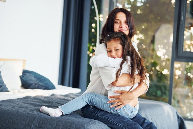 Amor de niño y padre La madre y su hija pasan tiempo juntas en casa