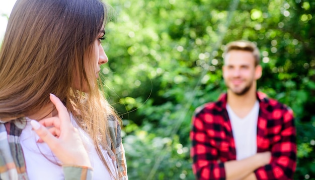 Amor para sempre. Casal apaixonado. primeiro encontro do casal ao ar livre. Relação. fim de semana em família. data Romantica. mulher em foco seletivo com o homem no parque. Dia dos Namorados. verão acampando na floresta.