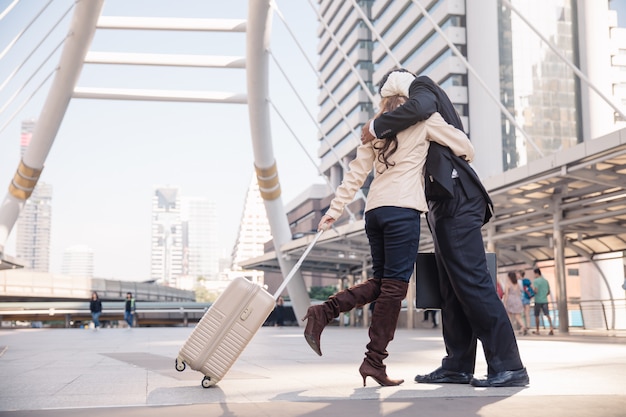 Amor pareja abrazándose en la terminal del aeropuerto.