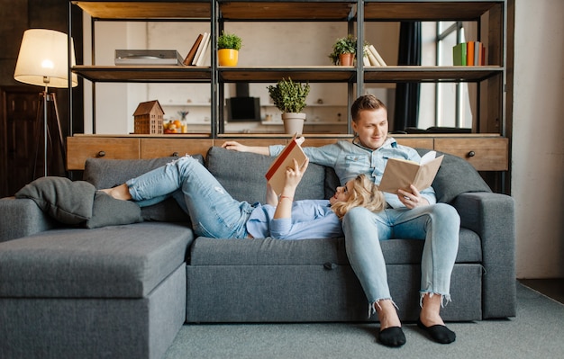 Amor pareja descansando en un cómodo sofá en casa