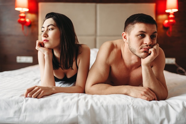 Amor pareja se encuentra en la cama, sin deseo sexual.