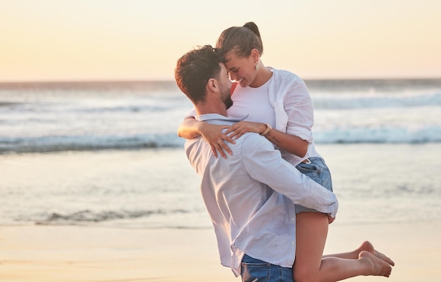 Amor de pareja y playa con un hombre y una mujer junto al mar o el océano durante unas vacaciones de verano Naturaleza acuática y viajes con un hombre y una mujer jóvenes que se unen o tienen citas románticas juntos en la costa