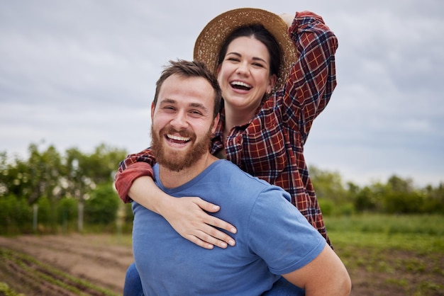 Amor de pareja y sostenibilidad con un hombre y una mujer juntos en una granja en la industria agrícola Retrato de un agricultor que trabaja en un campo para una agricultura sostenible sin desperdicios y ecológica