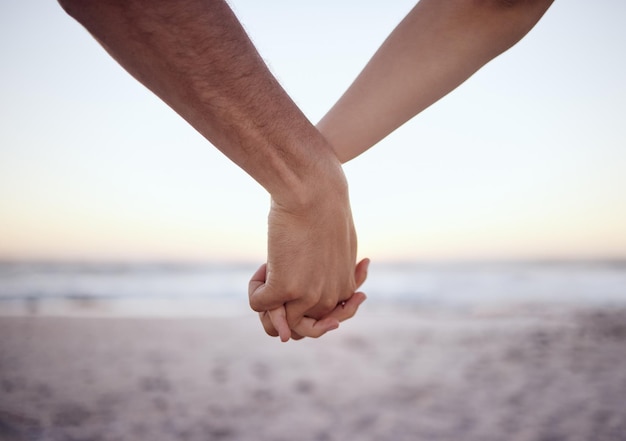 Amor pareja tomados de la mano en la playa y el cuidado juntos en la naturaleza del océano y las vacaciones de verano de guardar la fecha en Maldivas juntos Primer hombre relajar a la mujer y apoyar la confianza o la esperanza en las vacaciones de luna de miel