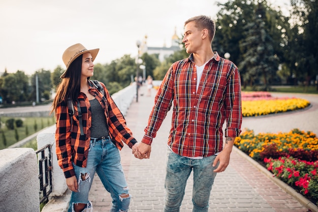 Amor pareja de turistas tomados de la mano