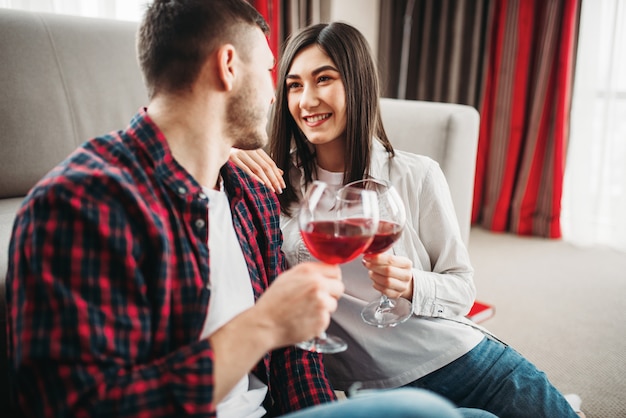 Amor pareja ve películas y bebe vino tinto