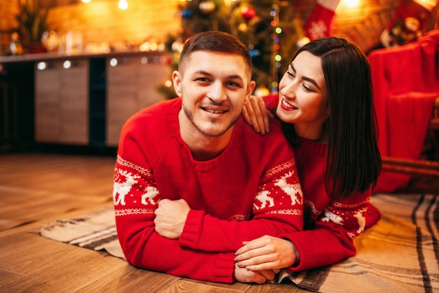 Amor pareja yace en el suelo, vacaciones de Navidad