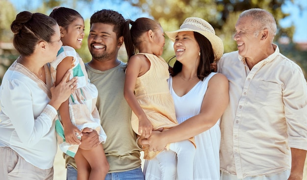 Foto amor pela natureza e grande família nas férias de verão ao ar livre, relaxando e se divertindo em guadalajara avós, mãe e pai, com filhos, irmãos, aproveitando o tempo de qualidade juntos no méxico