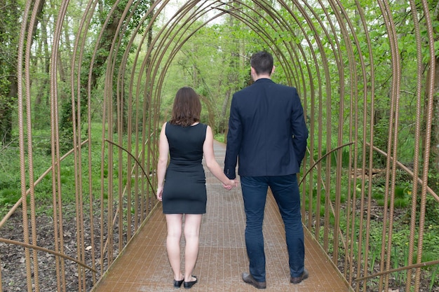 Amor relacionamento família e conceito de pessoas casal abraçando no parque primavera de volta