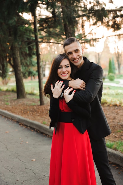 Amor, relaciones, temporada y concepto de personas. Cerca de la feliz pareja joven al aire libre en el parque