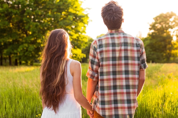 amor relajarse asiático al aire libre chico parque verde