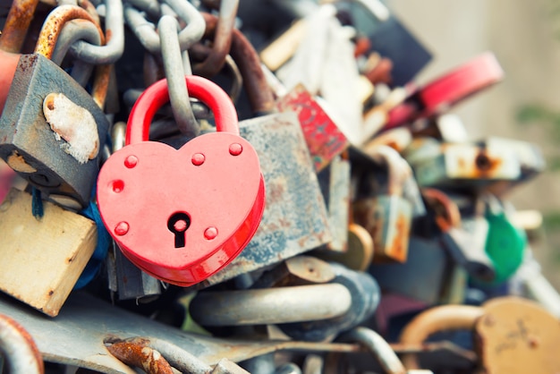 Amor romance vermelho cadeado na ponte