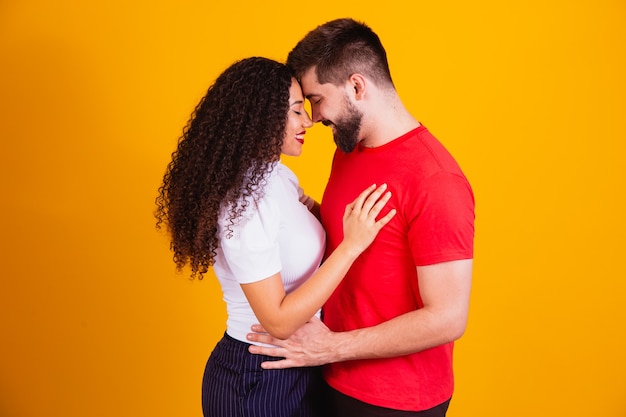 En el amor de San Valentín pareja sobre fondo amarillo. día de San Valentín