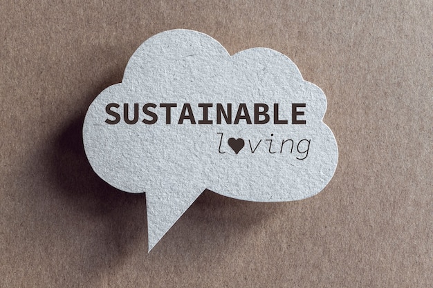 Amor sustentável escrito em balão de papelão reciclado