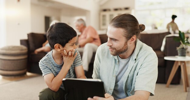 Foto amor tablet y familia feliz padre niño o personas que trabajan en e aprendizaje conocimiento o apoyo hijo con investigación escolar en línea hogar juventud niño o padre vínculo reír o disfrutar de estudio transmisión o aplicación