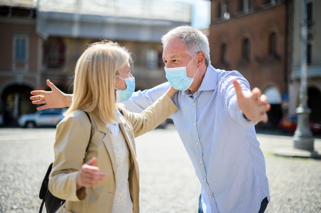 Amor en tiempos del coronavirus. Reunión de pareja senior nuevamente después de un largo encierro