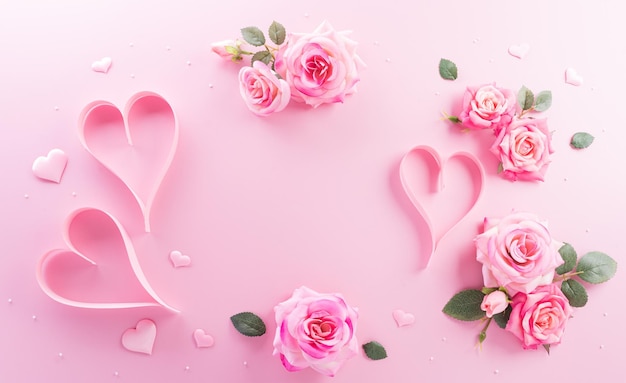 Amor Valentines e conceito de dia da mulher feito de corações de papel rosa em fundo pastel.