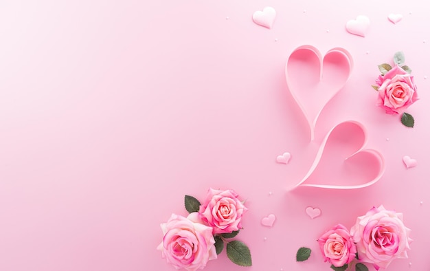 Amor Valentines e conceito de dia da mulher feito de corações de papel rosa em fundo pastel