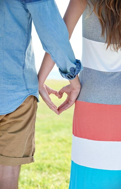 Foto amor verão e coração mãos com casal ao ar livre no jardim parque ou quintal juntos para data de volta emoji paz ou confiança com homem e mulher na natureza ou ambiente para ligação e afeto