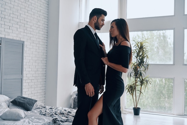 Foto amor verdadeiro. lindo casal jovem cara a cara enquanto passa um tempo no quarto