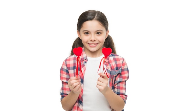 Amor verdadero El niño pequeño comparte una decoración en forma de corazón feliz día de san valentín niña amor vacaciones regalo para el día de la madre día internacional del niño pequeños corazones dulces de san valentín