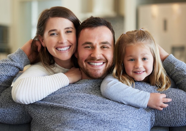 El amor vive aquí Foto de una familia joven relajándose en el sofá de casa