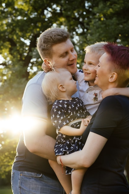 Foto amorosa familia caucásica juntos en el parque