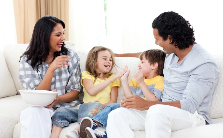 Foto amorosa familia viendo la televisión en el sofá