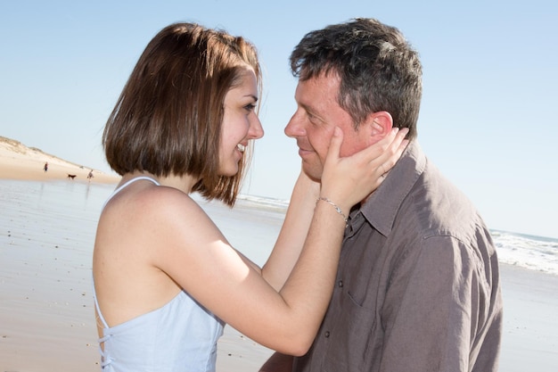 Amorosa y hermosa pareja en la playa