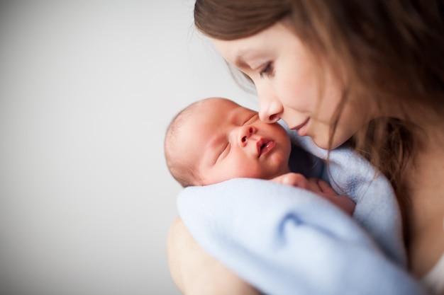 Foto amorosa madre con un bebé recién nacido