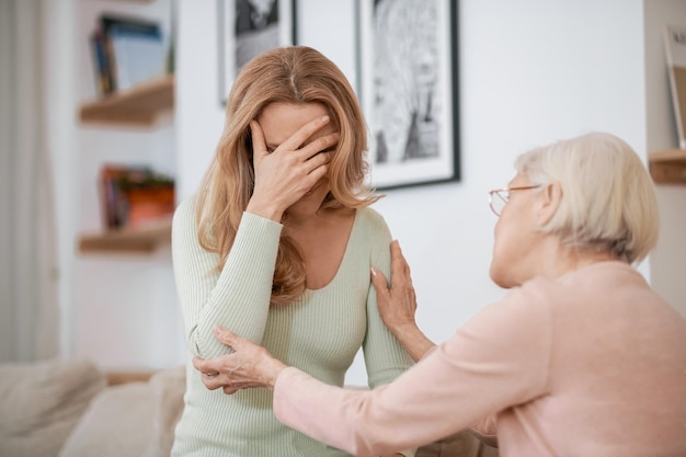 Amorosa madre consolando a su molesta hija