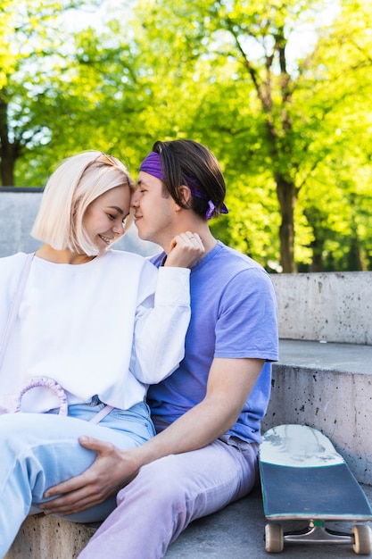 amorosa pareja de adolescentes en un parque de patinaje