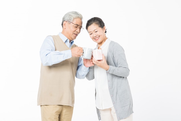 Una amorosa pareja de ancianos bebiendo agua