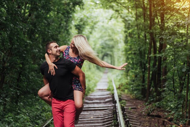 Amorosa pareja en camino de hierro túnel de amor