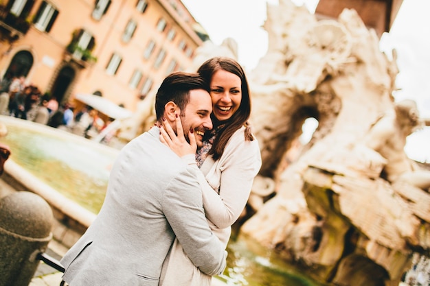 Amorosa pareja divirtiéndose en Roma, Italia